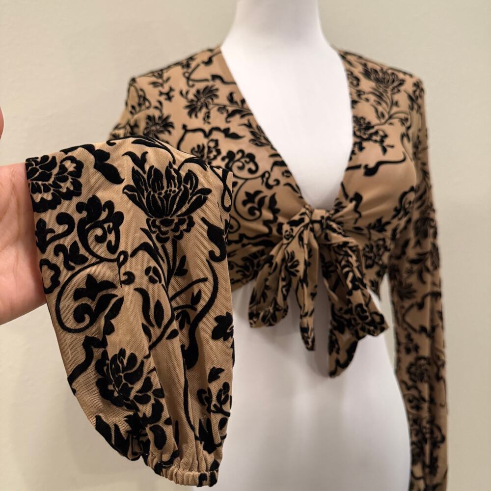 Windsor Burnout Velvet Tie Front Long Sleeve Floral Crop Top Tan Black Small - Picture 4 of 9